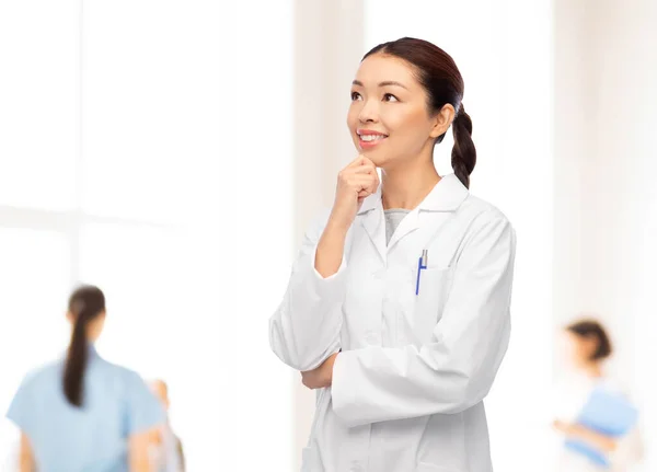 Pensando asiático feminino médico no hospital — Fotografia de Stock