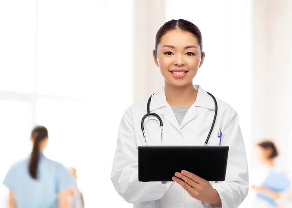 Asiatisk kvinnlig läkare med tablettdator på sjukhus — Stockfoto