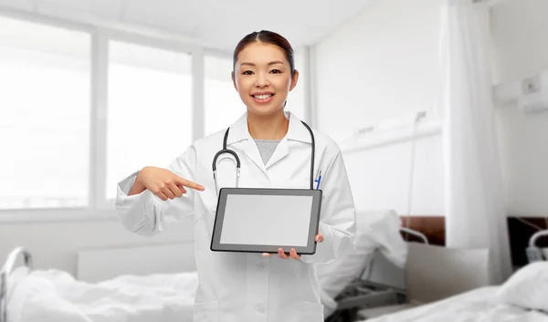 Asiático médico femenino con tableta pc en el hospital — Foto de Stock