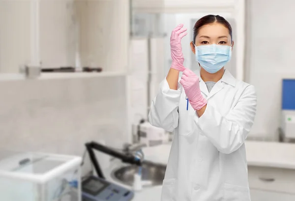 Asiático médico mujer en médico máscara y guantes — Foto de Stock