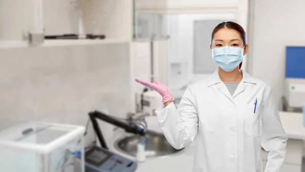 Asiático mujer médico o científico en médico máscara —  Fotos de Stock