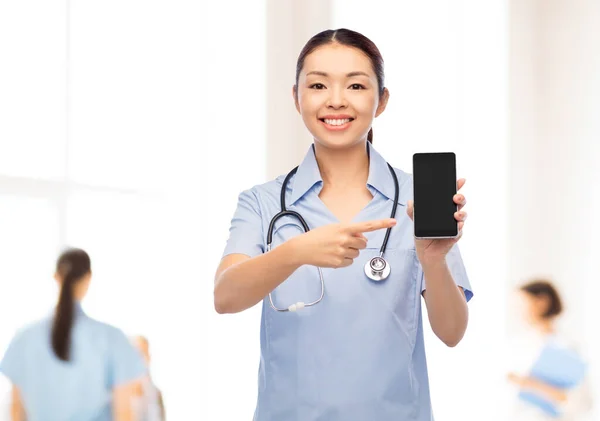 Ασιάτισσα νοσοκόμα με smartphone στο νοσοκομείο — Φωτογραφία Αρχείου