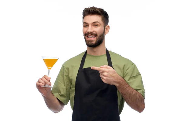 Barman feliz en delantal con copa de cóctel — Foto de Stock