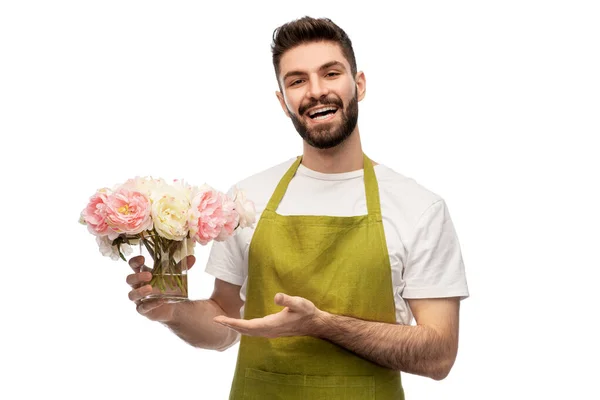 Jardinier masculin souriant avec un bouquet de fleurs de pivoine — Photo