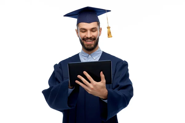 Mâle étudiant diplômé ou baccalauréat avec tablette pc — Photo