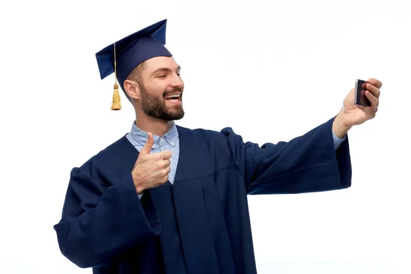 Estudiante de posgrado masculino con teléfono inteligente toma selfie —  Fotos de Stock