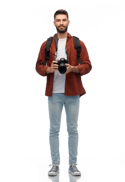 Lächelnder Mann oder Fotograf mit Digitalkamera — Stockfoto