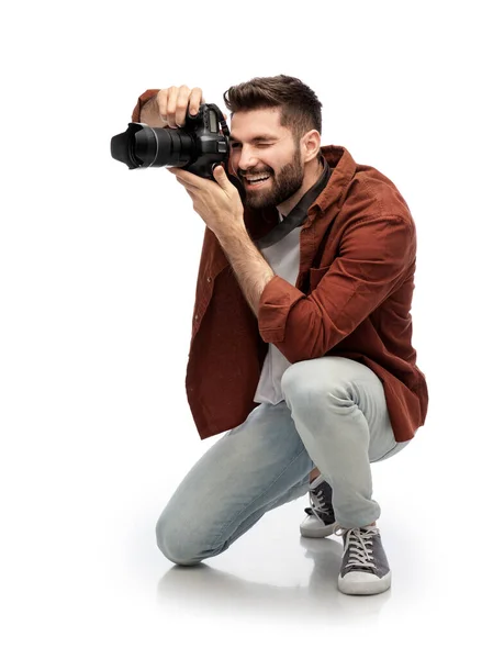 Sonriente hombre o fotógrafo con cámara digital —  Fotos de Stock