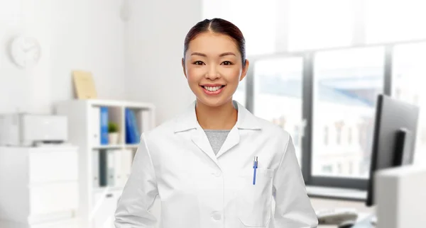 Счастливая улыбающаяся азиатка-врач в больнице — стоковое фото