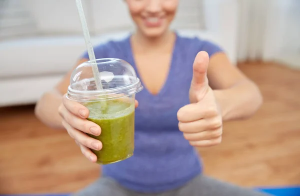 Wanita bahagia dengan secangkir smoothie menunjukkan jempol up — Stok Foto