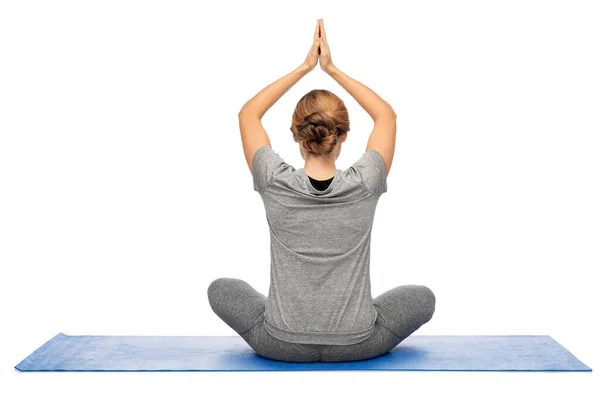 Donna che fa yoga in posa loto — Foto Stock