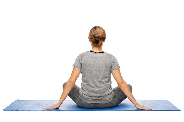 Kvinna gör yoga på matta — Stockfoto