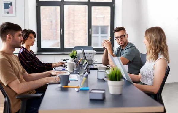 Team av startupers möte på kontoret — Stockfoto