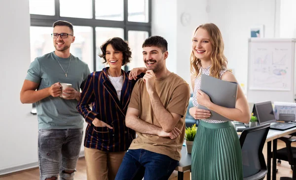 Glada affärsteam på kontoret — Stockfoto