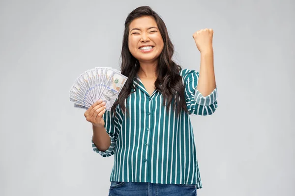 成功を祝うお金を持つ幸せなアジアの女性 — ストック写真