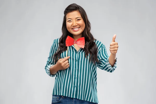 Gelukkig aziatische vrouw met partij boog tonen duimen omhoog — Stockfoto