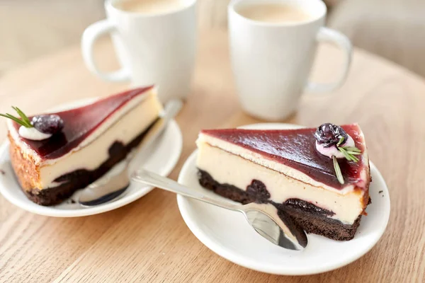 Pedazo de pastel de chocolate en la mesa de madera — Foto de Stock