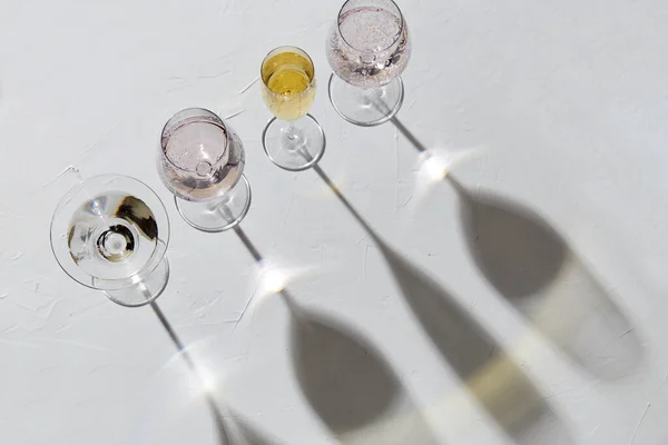Kieliszki wina spadające cienie na białą powierzchnię — Zdjęcie stockowe