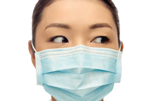 Nahaufnahme einer asiatischen Frau in medizinischer Schutzmaske — Stockfoto