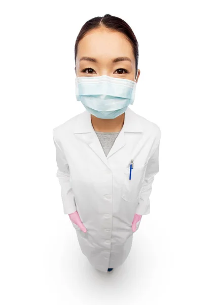 Asiatico femmina medico in medico maschera e guanti — Foto Stock