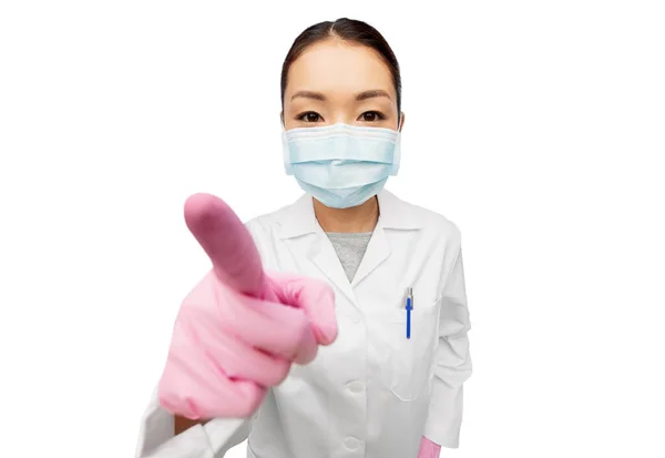 Азіатська жінка-лікар в масці вказуючи палець до вас — стокове фото