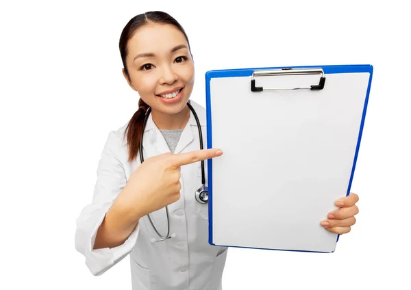 Feliz sonriente asiático mujer médico con portapapeles —  Fotos de Stock