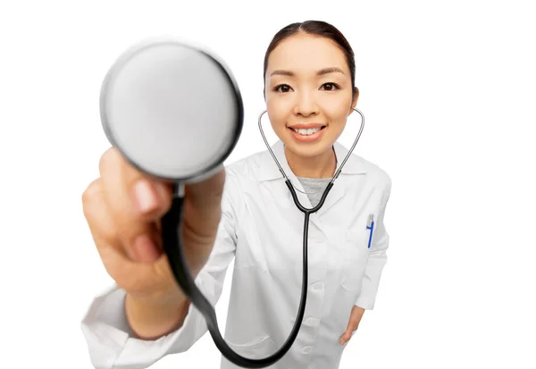 Gelukkig glimlachen aziatische vrouwelijke arts met stethoscoop — Stockfoto