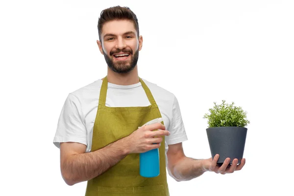 Glücklich lächelnde männliche Gärtner feuchtigkeitsspendende Blume — Stockfoto