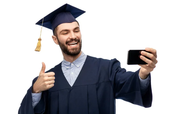 Mâle étudiant diplômé avec smartphone prend selfie — Photo