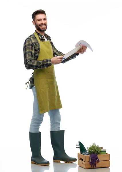 Счастливый садовник с буфером обмена с садовыми инструментами — стоковое фото