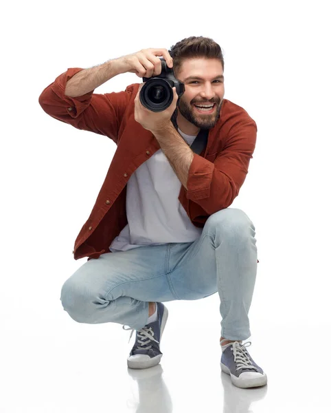 Uomo o fotografo sorridente con fotocamera digitale — Foto Stock