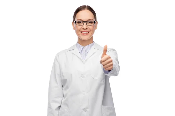 Улыбающаяся женщина-врач в очках показывает большие пальцы вверх — стоковое фото