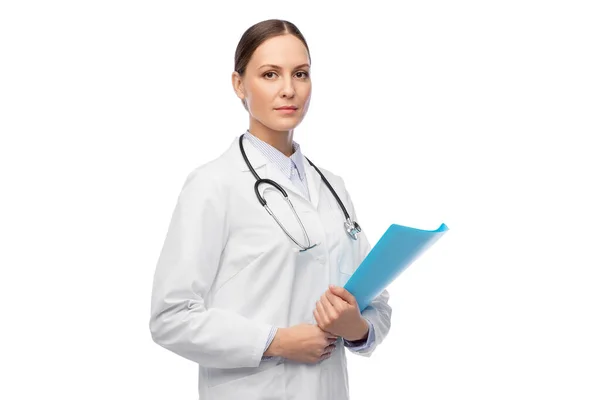 Femme médecin avec dossier et stéthoscope — Photo