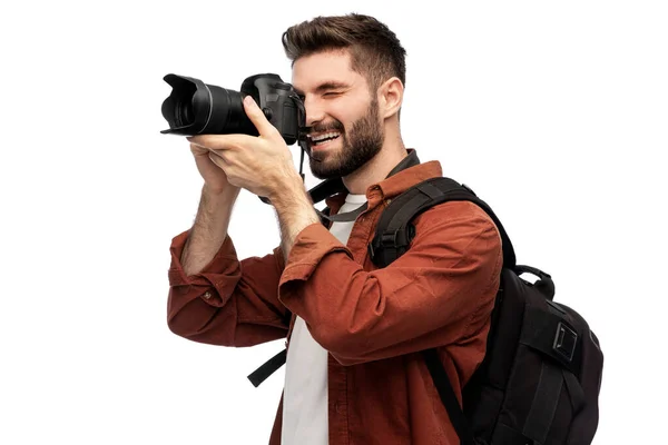 Ευτυχισμένος άνθρωπος ή φωτογράφος με κάμερα και σακίδιο πλάτης Royalty Free Φωτογραφίες Αρχείου