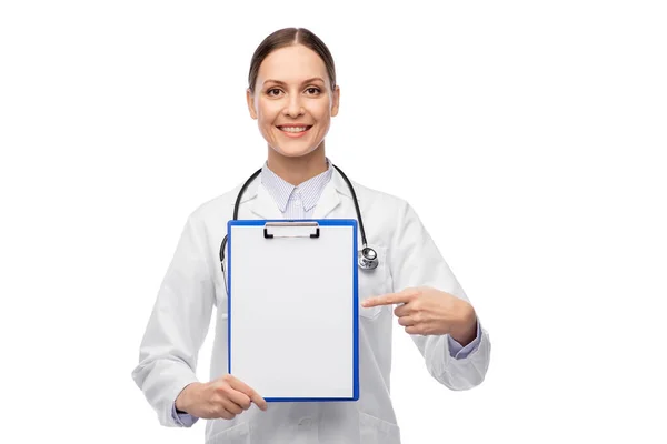 웃고 있는 여성 의사가 클립보드를 들고 있는 모습 — 스톡 사진