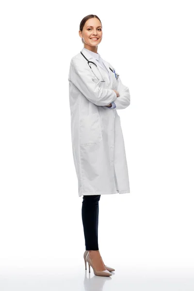 Felice sorridente medico donna in cappotto bianco — Foto Stock