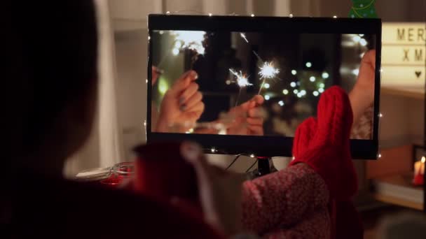 Giovane donna guardando la tv a casa a Natale — Video Stock