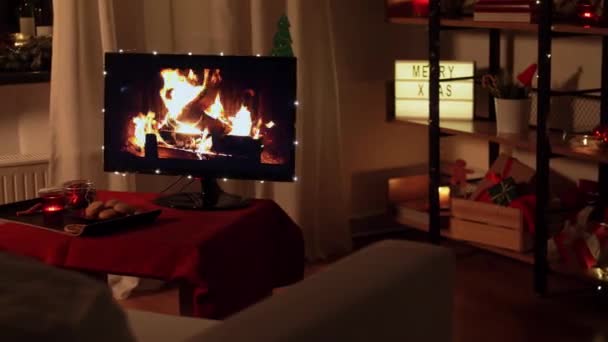 Sala de estar en acogedora casa decorada en Navidad — Vídeos de Stock