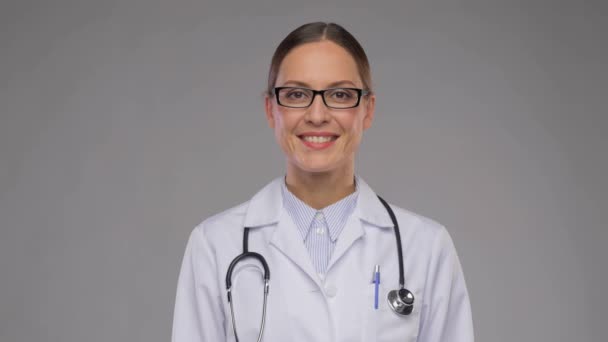 Χαμογελαστή γυναίκα γιατρός δείχνει τους αντίχειρες επάνω — Αρχείο Βίντεο