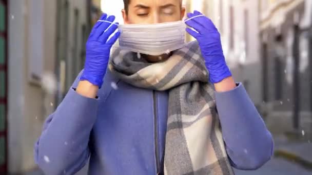 Žena nosí ochrannou lékařskou masku v zimě — Stock video