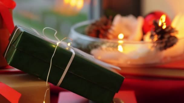 Різдвяні подарунки на червоній скатертині на підвіконні — стокове відео