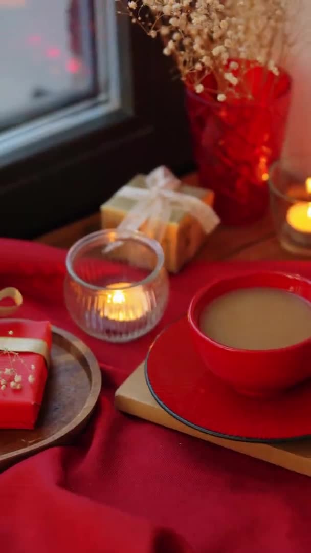 Різдвяний подарунок, кава і свічки на підвіконні — стокове відео