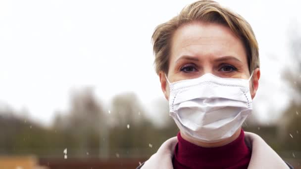 Vrouw draagt beschermende medische masker in de winter — Stockvideo