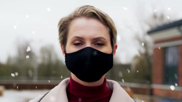 Kobieta w masce ochronnej wielokrotnego użytku w zimie — Wideo stockowe