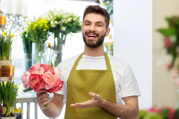 Florista masculino sonriente o vendedor en la tienda de flores — Foto de Stock