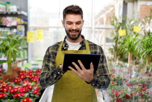 Tuinman of verkoper met tablet pc bij bloemenwinkel — Stockfoto