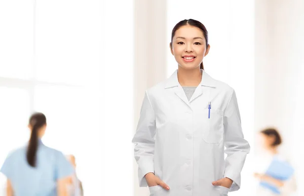 Happy smiling asian female doctor at hospital — Stock Photo, Image