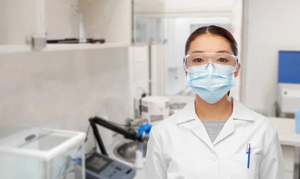 Asiatisk kvinnlig läkare eller vetenskapsman i medicinsk mask — Stockfoto