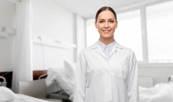 Hastanede beyaz önlüklü, gülümseyen kadın doktor. — Stok fotoğraf