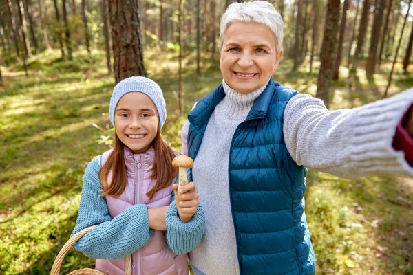 Oma mit Enkelin macht Selfie im Wald — Stockfoto